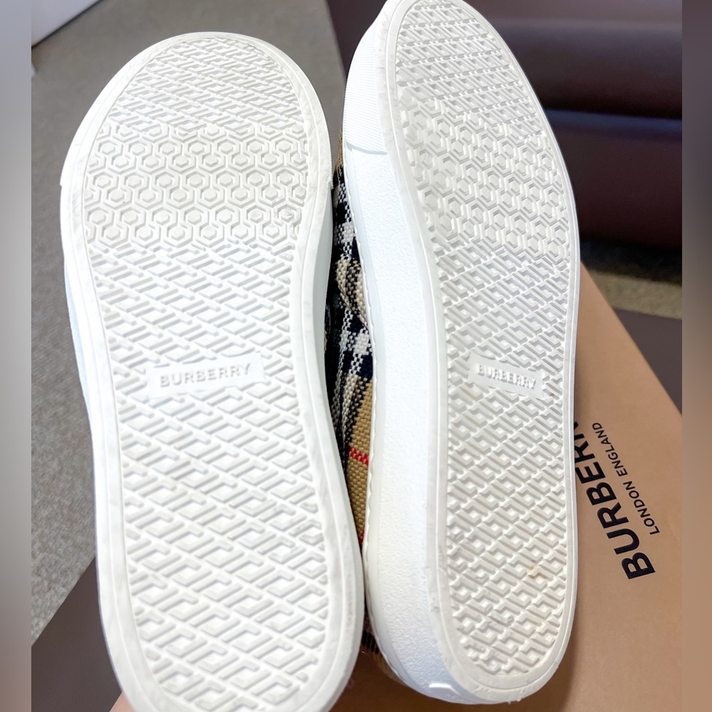 Full box Like-new Burberry Slip on for Sale